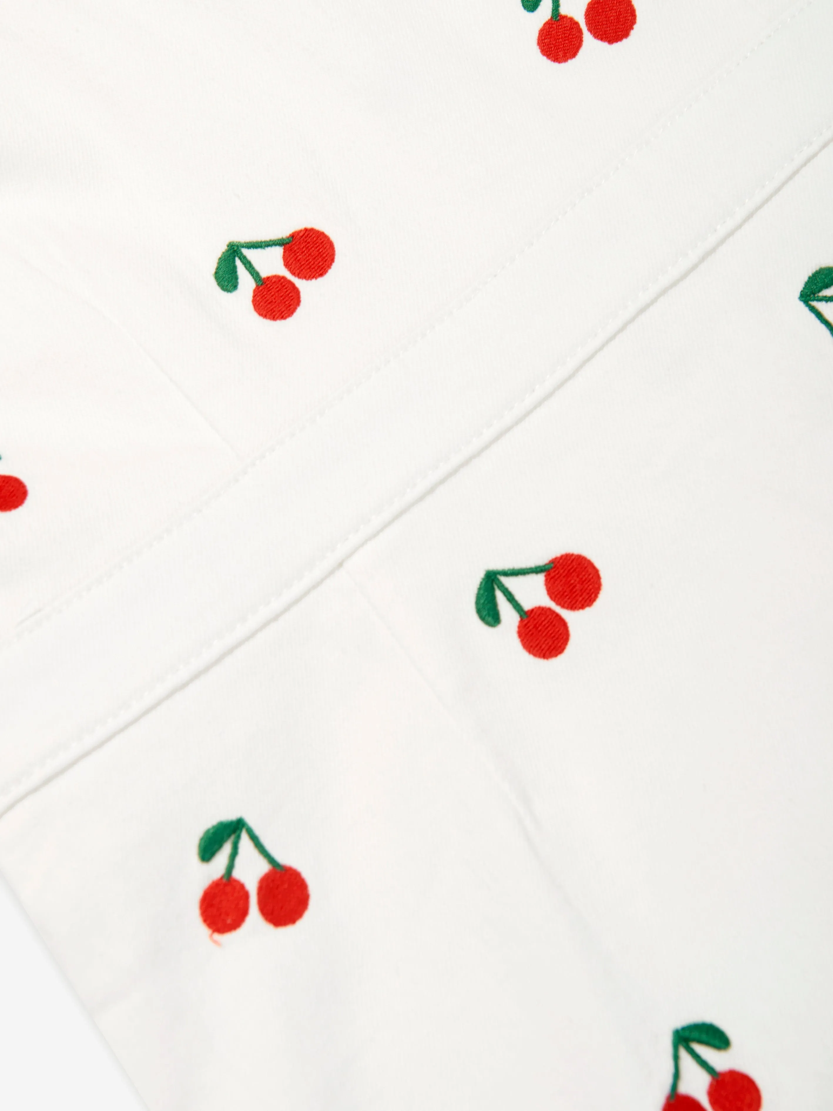 Mädchen besticktes Kirschenkleid in Weiß