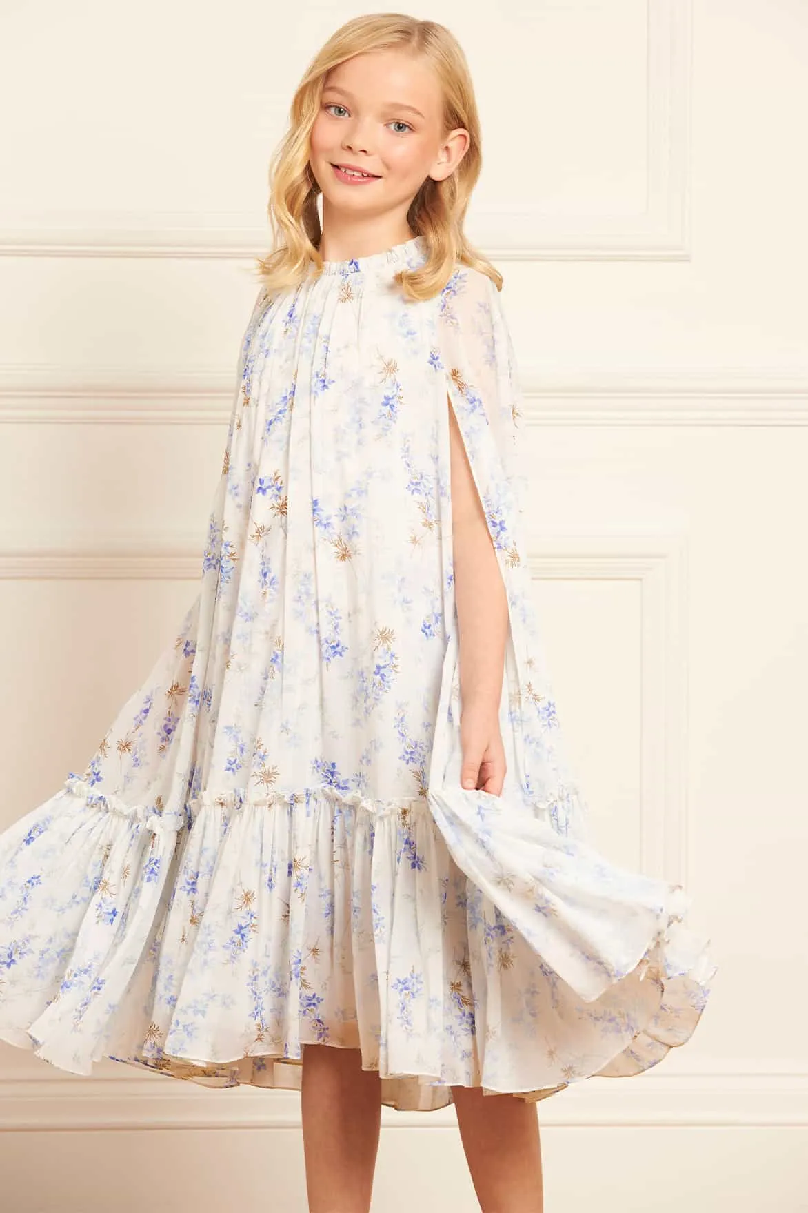 Needle & Thread Mädchen Ophelia Blümchen Chiffon Cape Kleid in Weiß