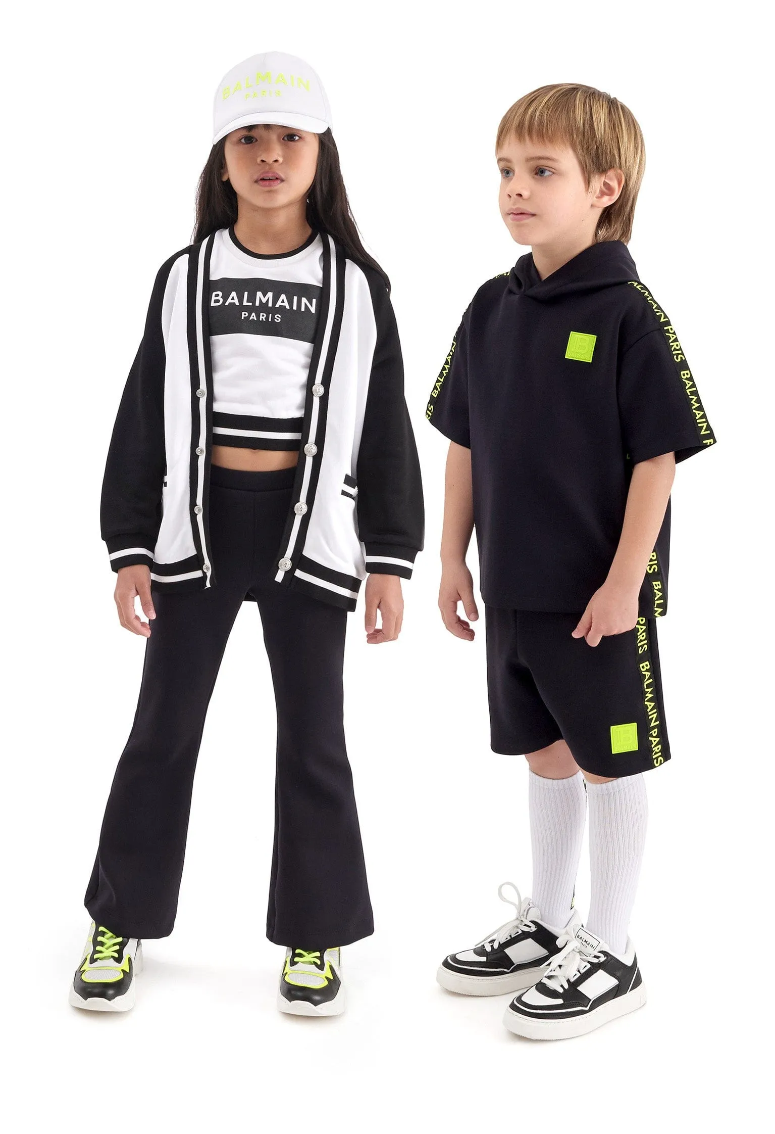 Balmain Jungen Kapuzenpullover mit kurzen Ärmeln in Schwarz