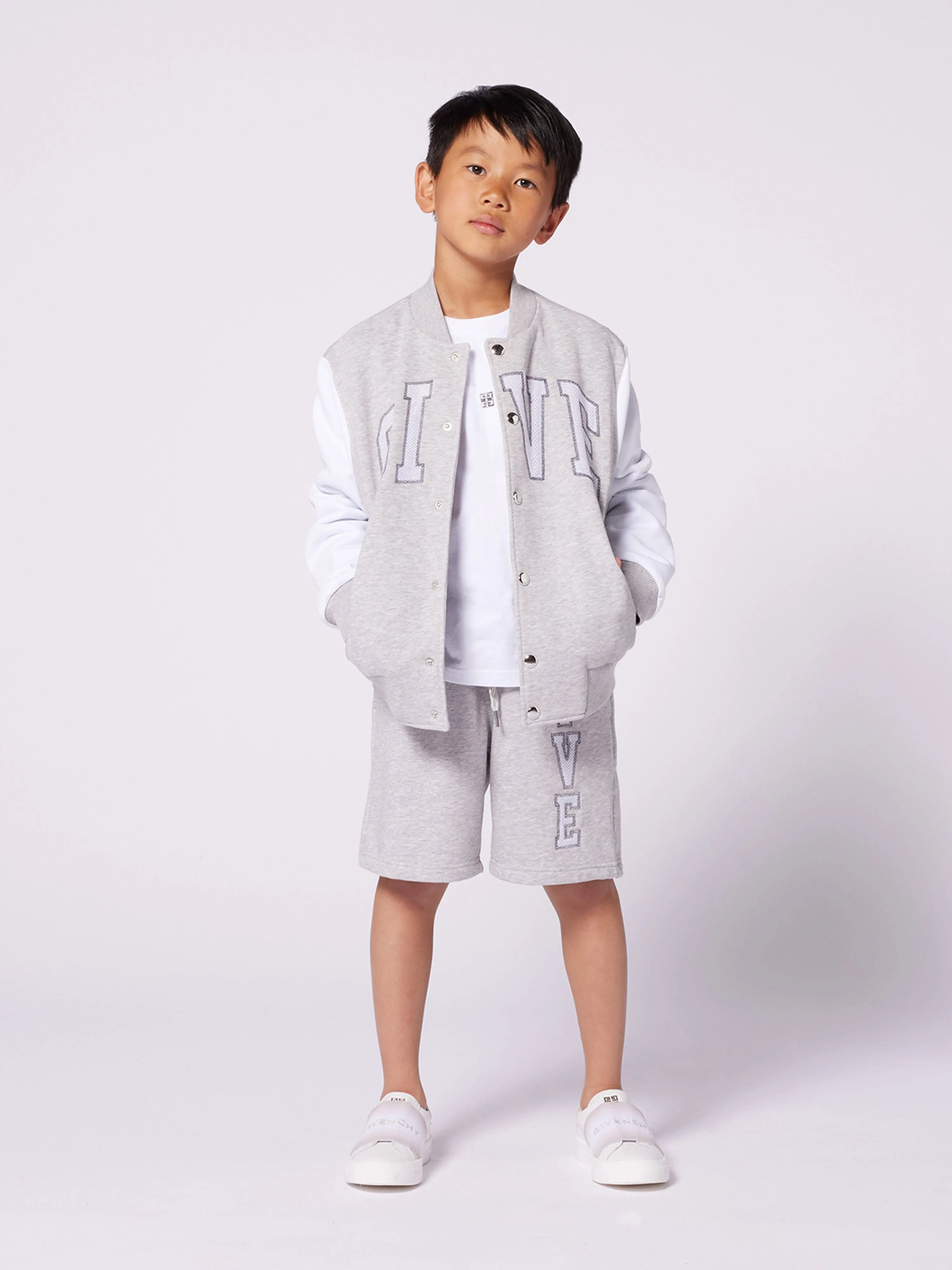 Graue Shorts für Jungen mit Stickerei und Applikationen