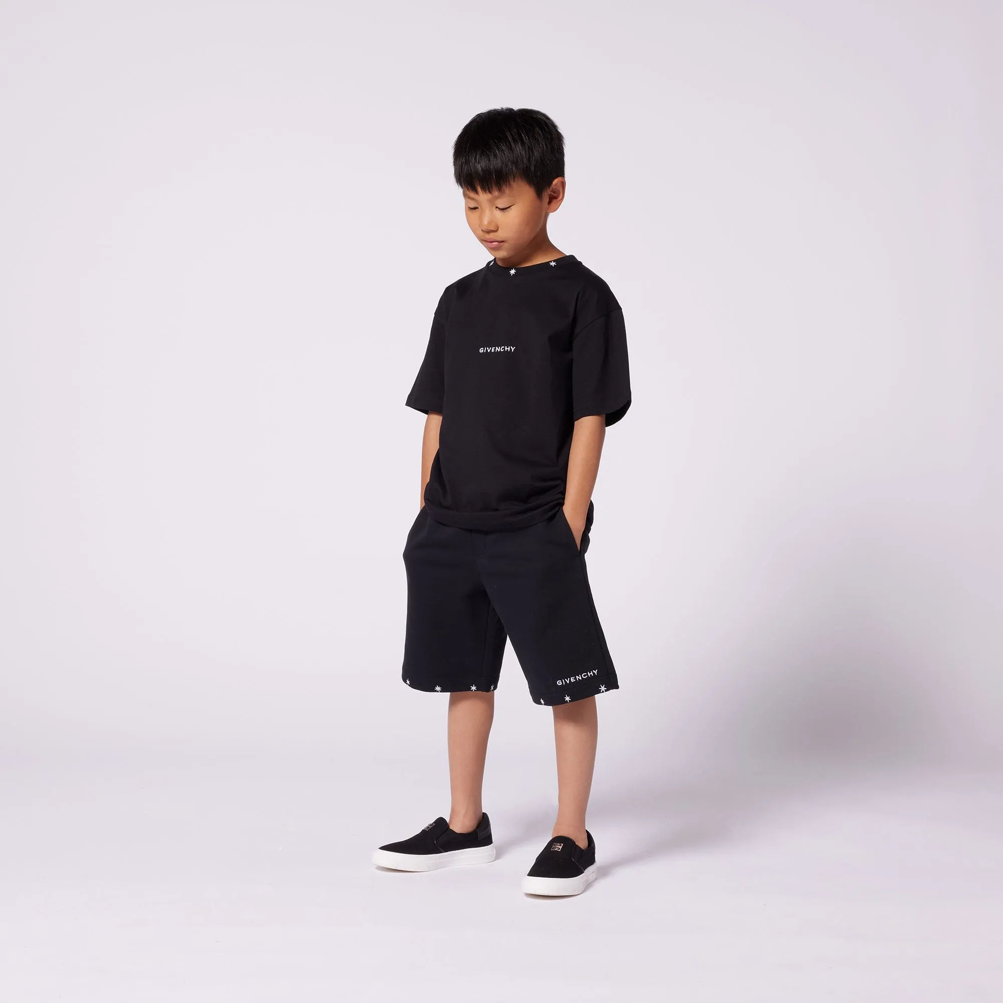 Jungen T-Shirt mit besticktem Logo in Schwarz