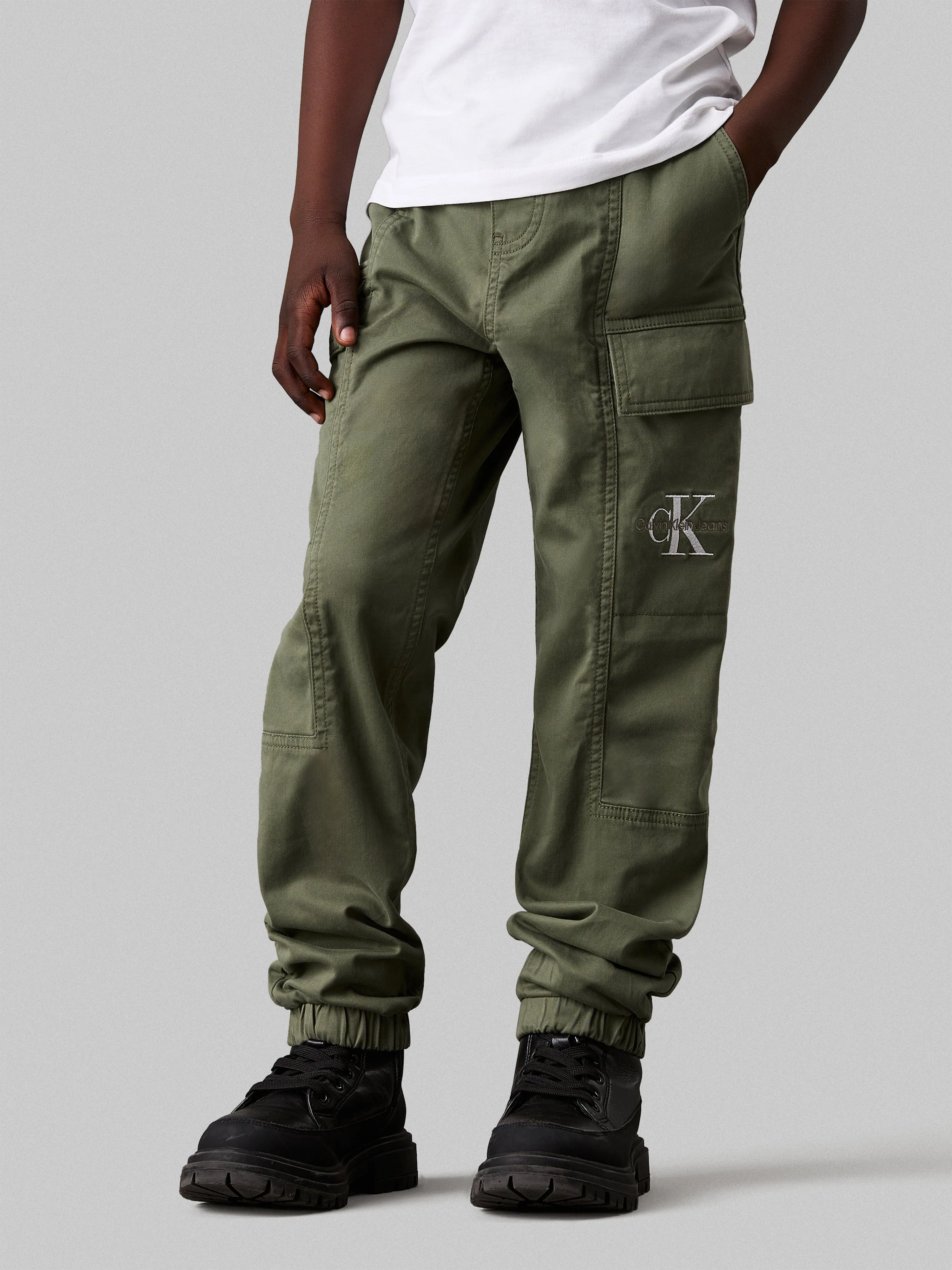 Jungen Essential Cargo Hose in Grün