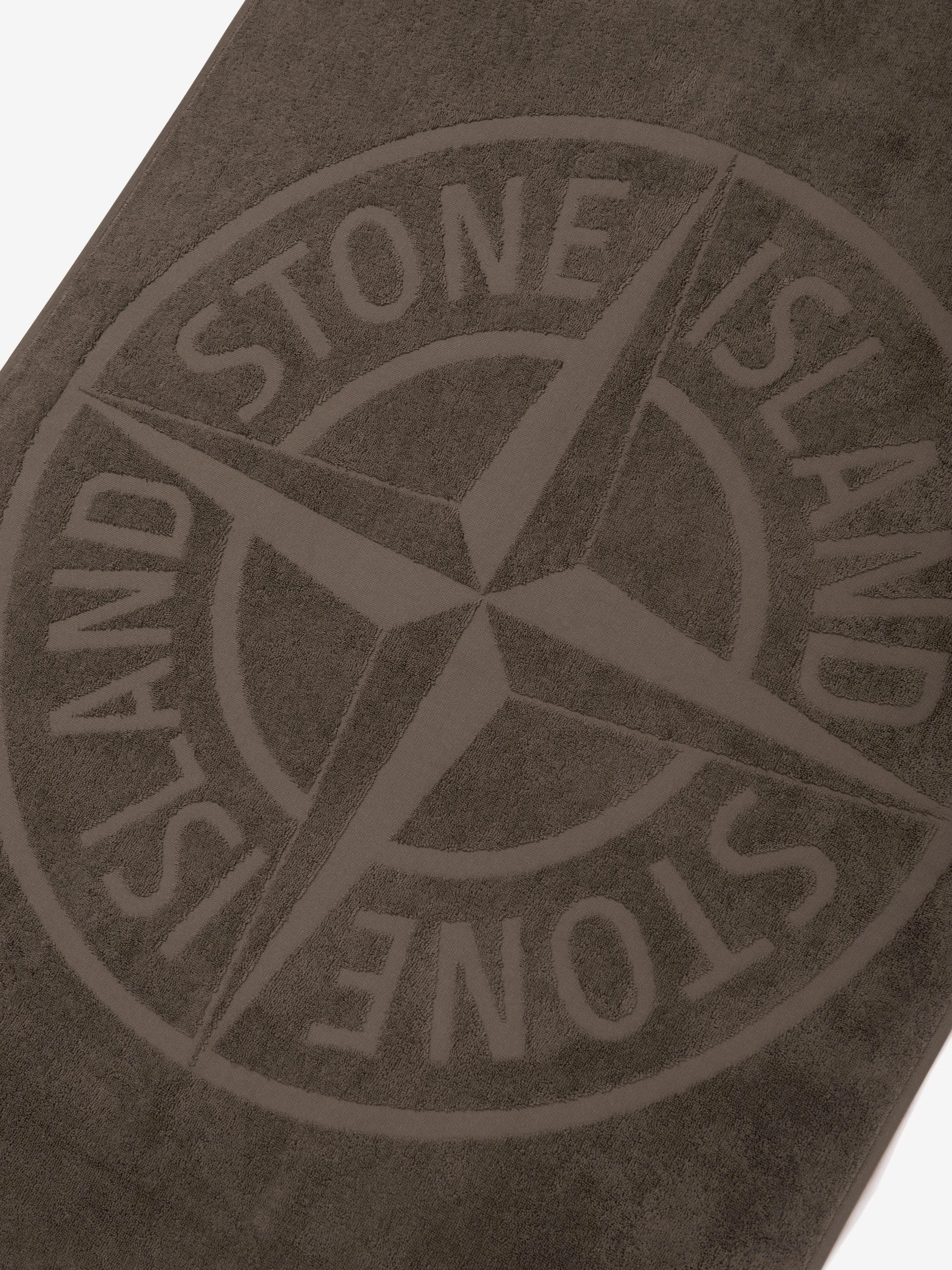 Braunes Strandtuch mit Jungen-Logo