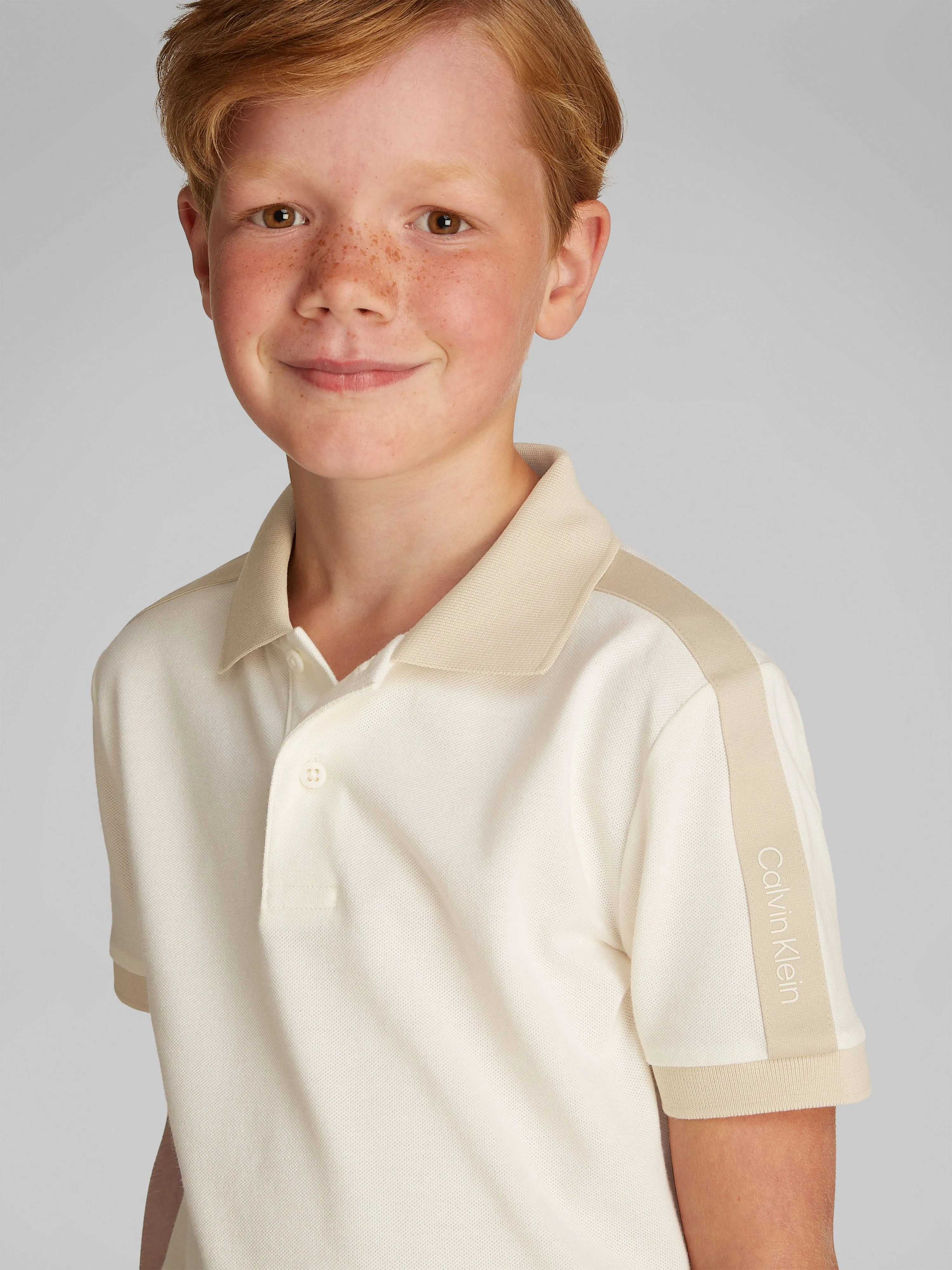 Jungen Piqué-Streifen-Polohemd in Beige