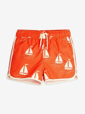 Jungen Segelboote AOP Badeshorts in Orange