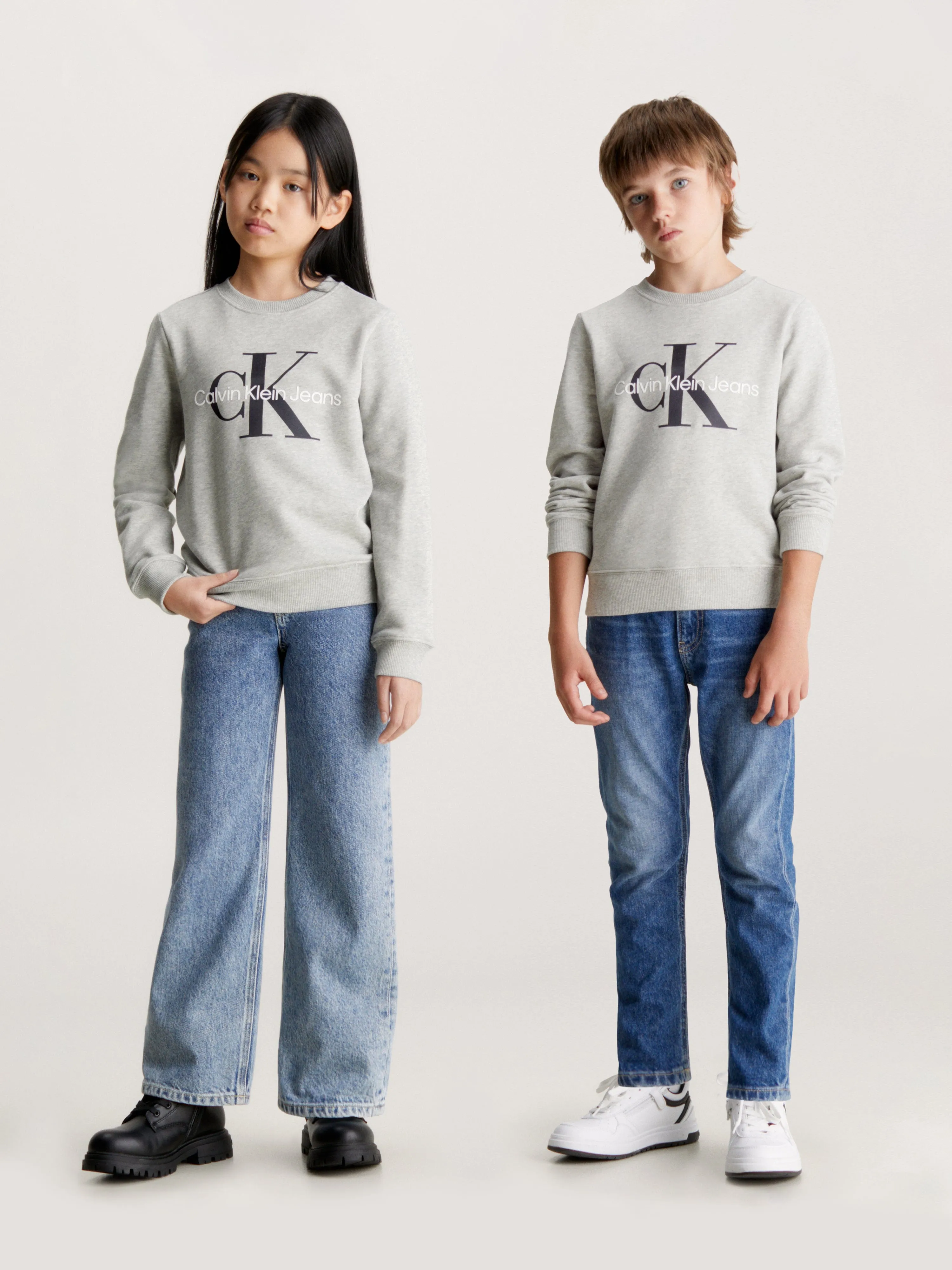 Calvin Klein Kids Monogram Logo Sweatshirt in Grau