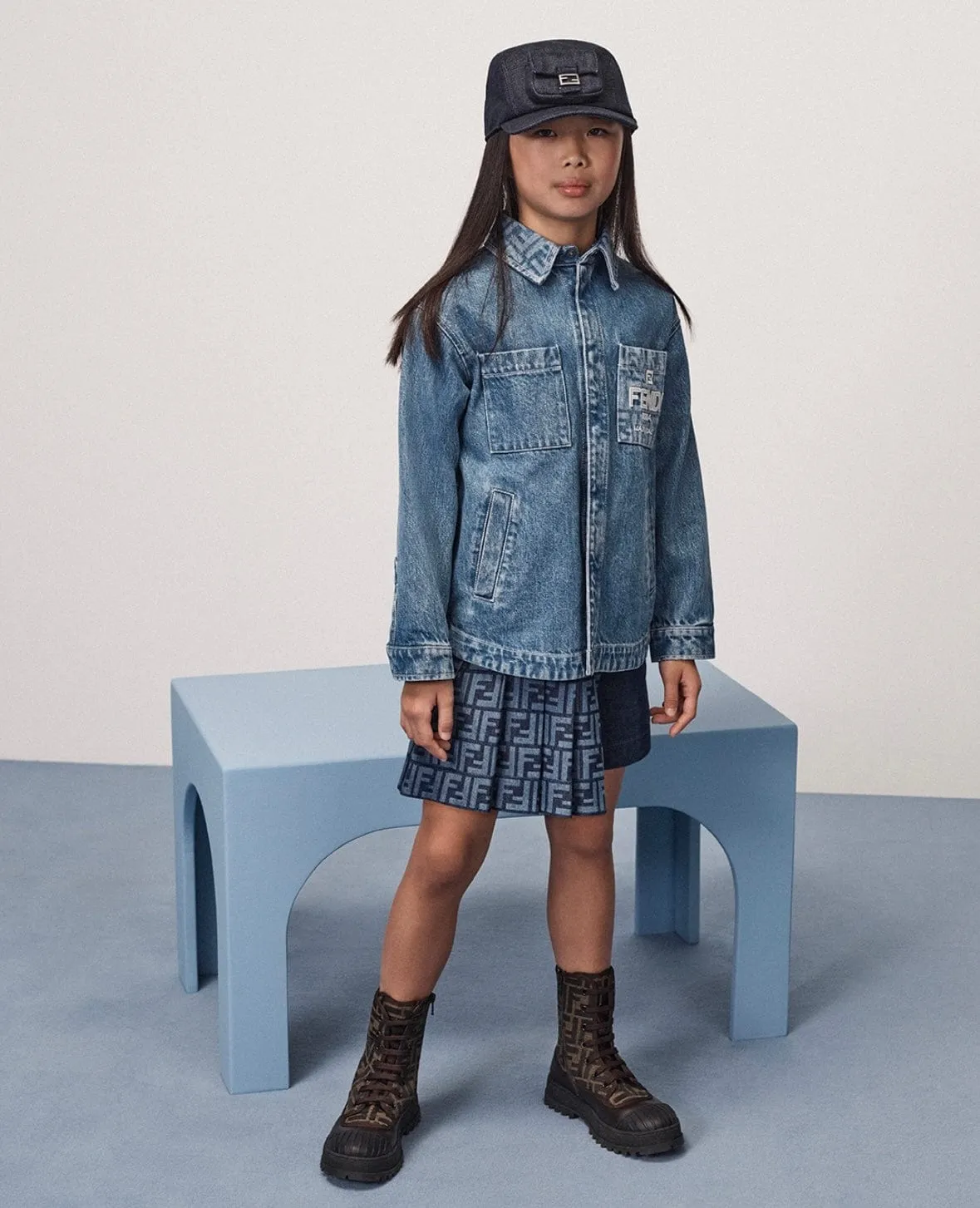 Fendi Kids Washed Denim Jacke in Blau