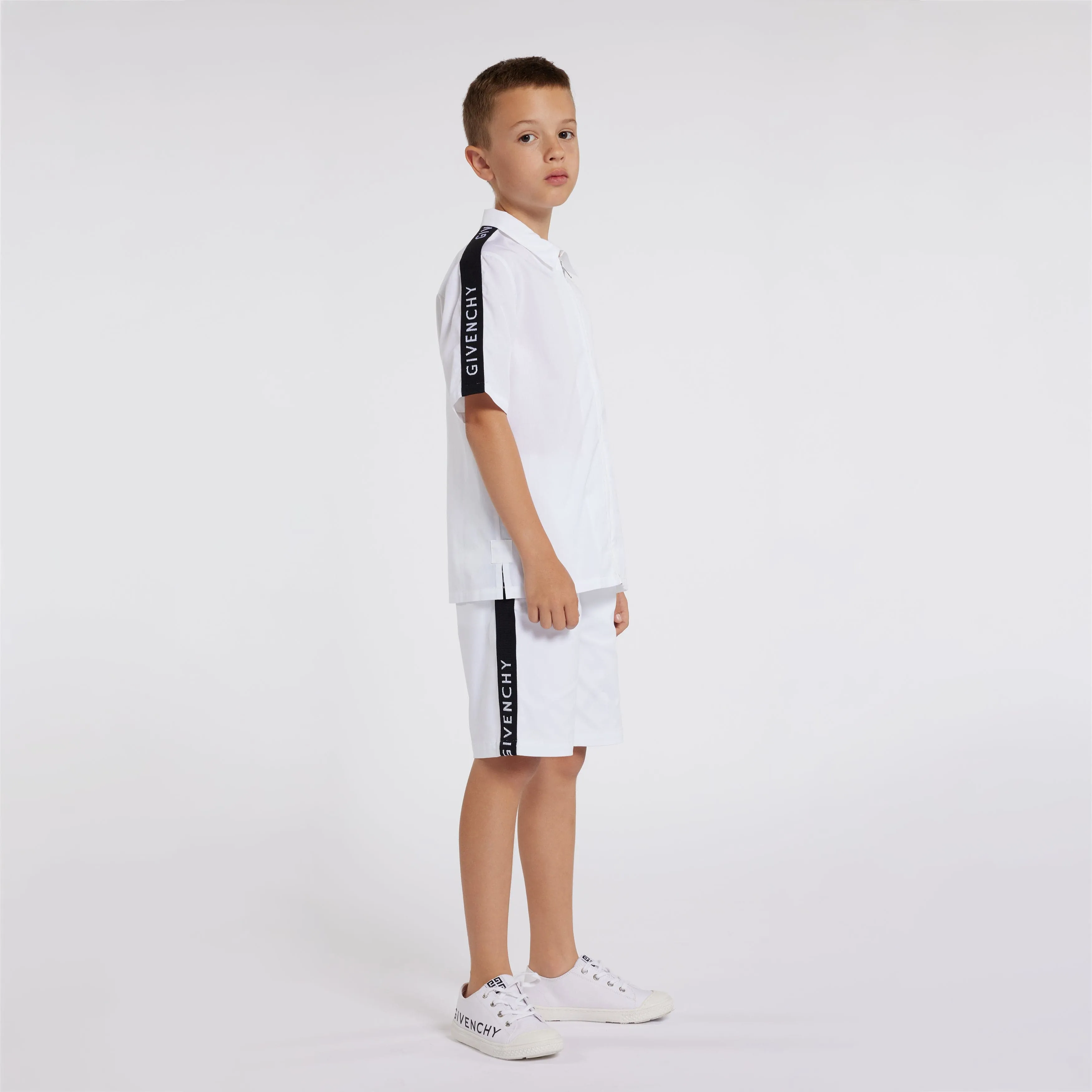 Givenchy Boys Logo Bermuda Shorts in Weiß
