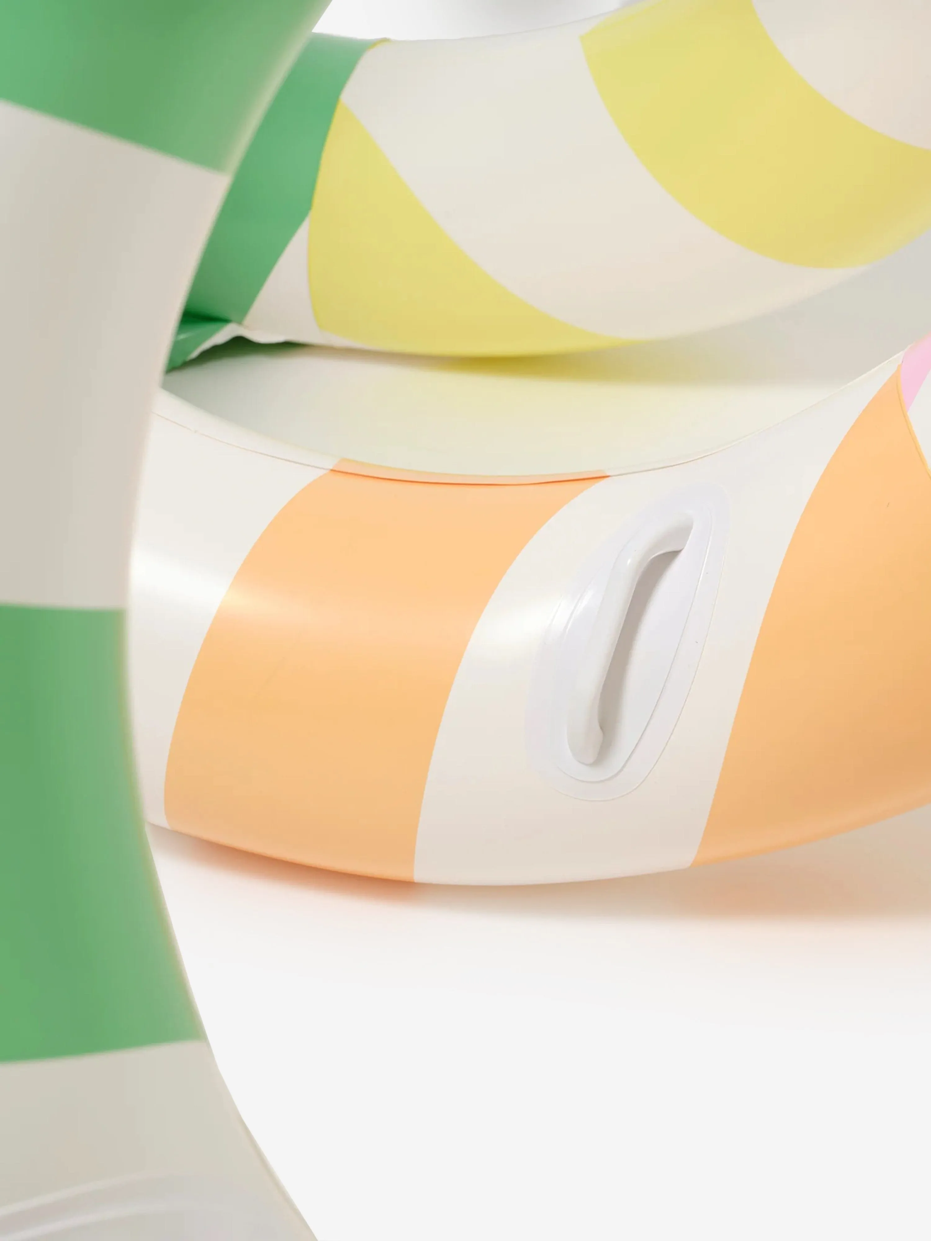 Riesige aufblasbare Poolnudel für Kinder in mehrfarbigem Sorbet-Streifen-Design (245cm)