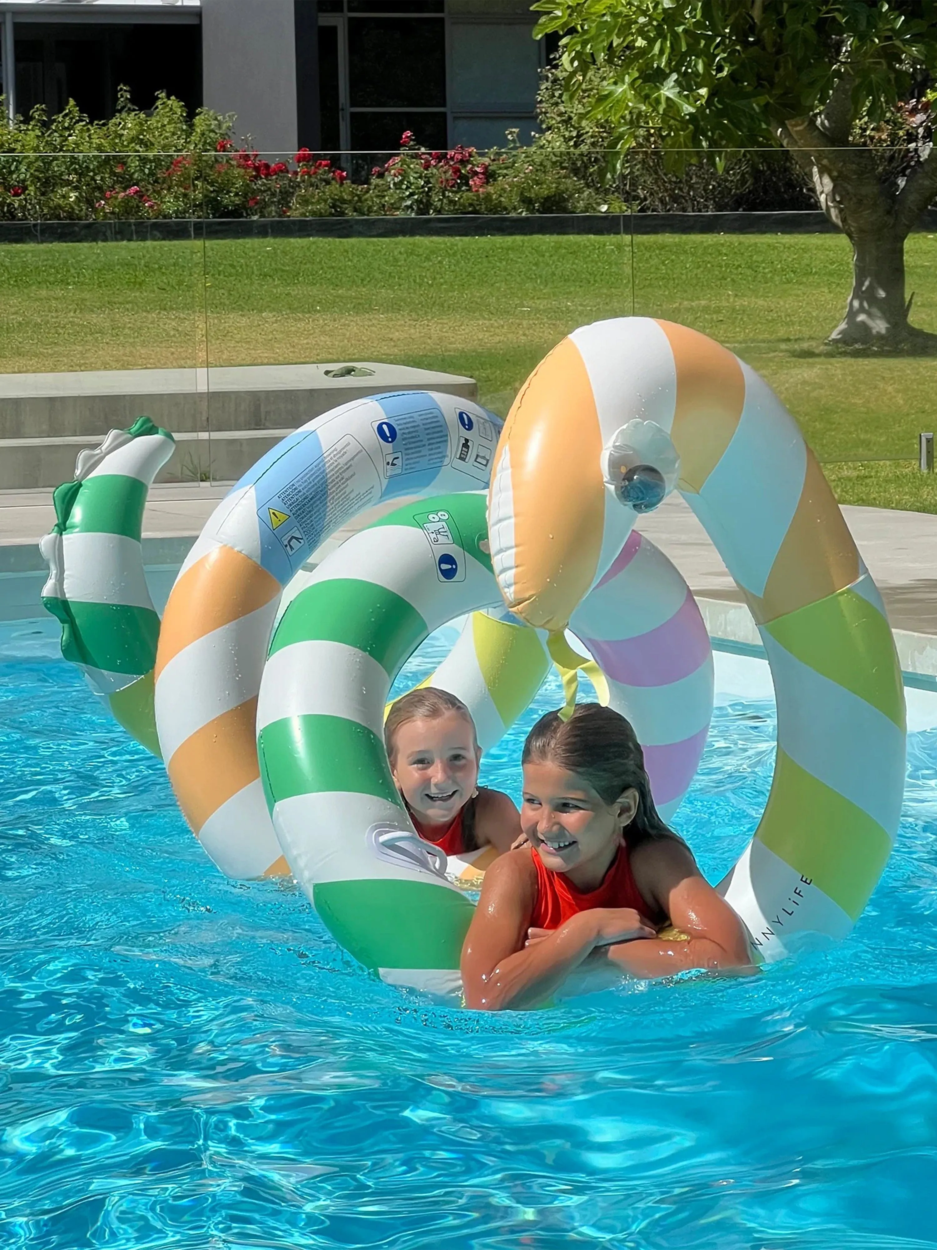 Riesige aufblasbare Poolnudel für Kinder in mehrfarbigem Sorbet-Streifen-Design (245cm)