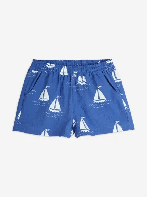 Mini Rodini Jungen Segelboote AOP Shorts in Blau
