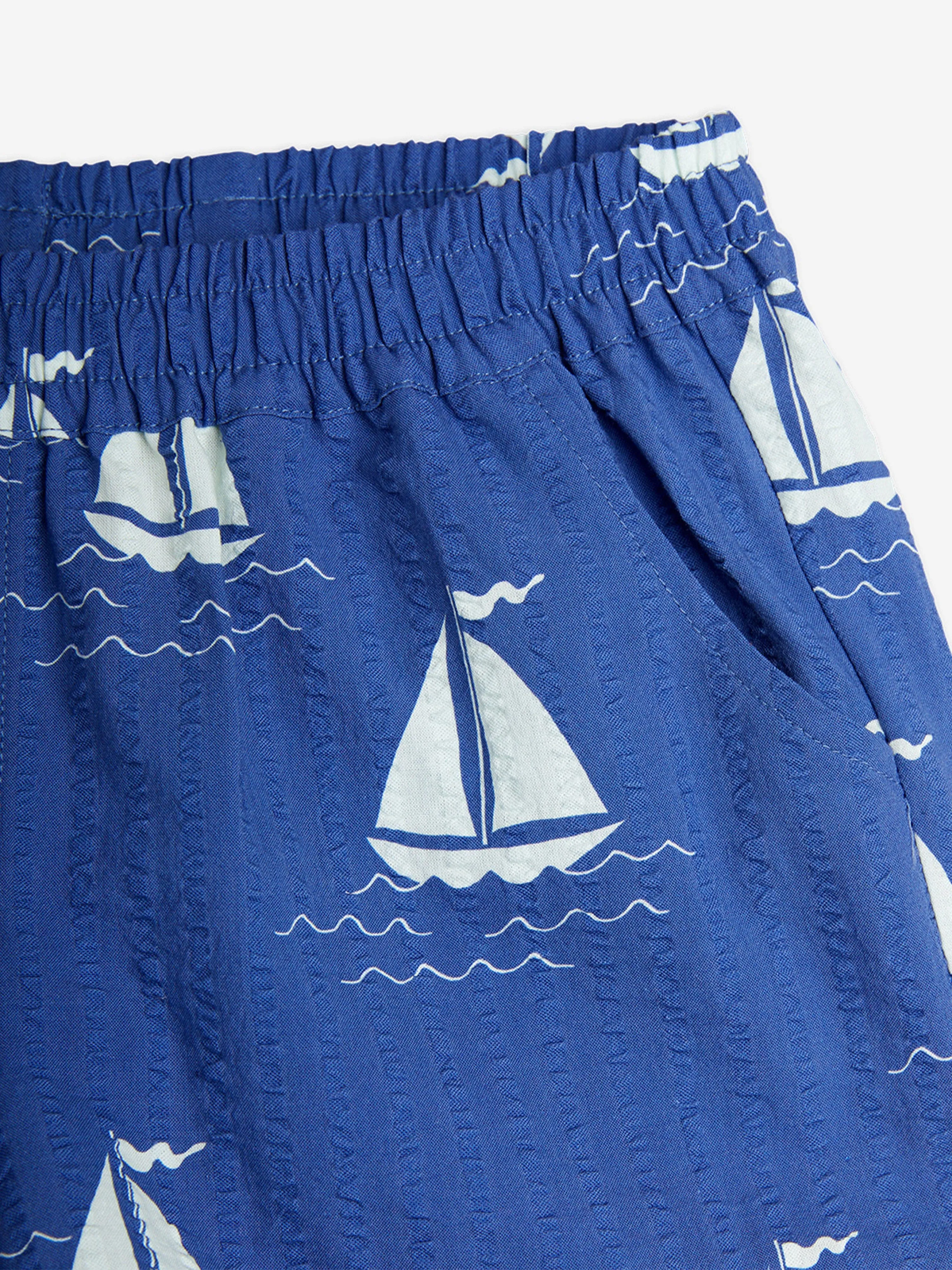 Mini Rodini Jungen Segelboote AOP Shorts in Blau