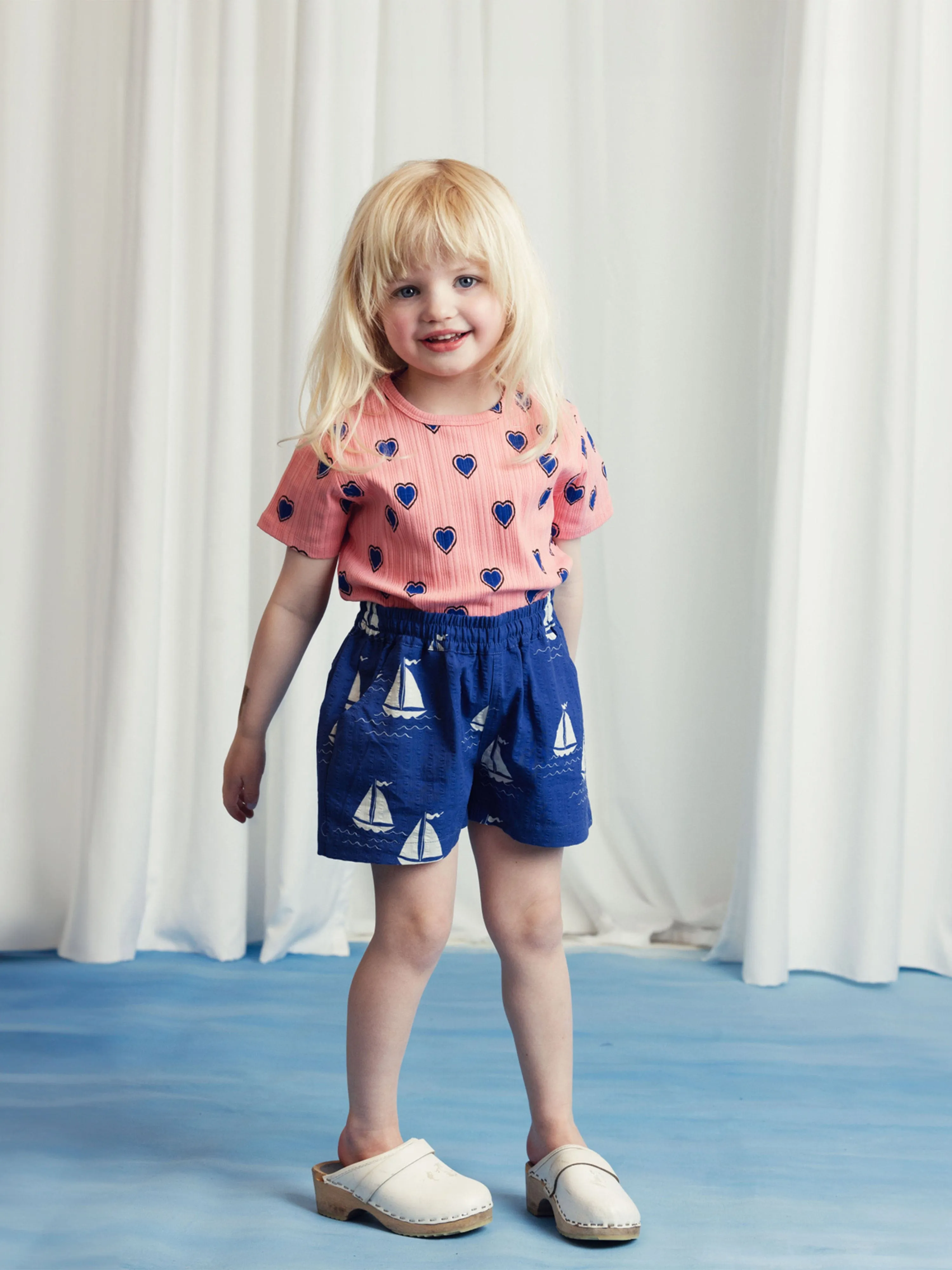 Mini Rodini Jungen Segelboote AOP Shorts in Blau