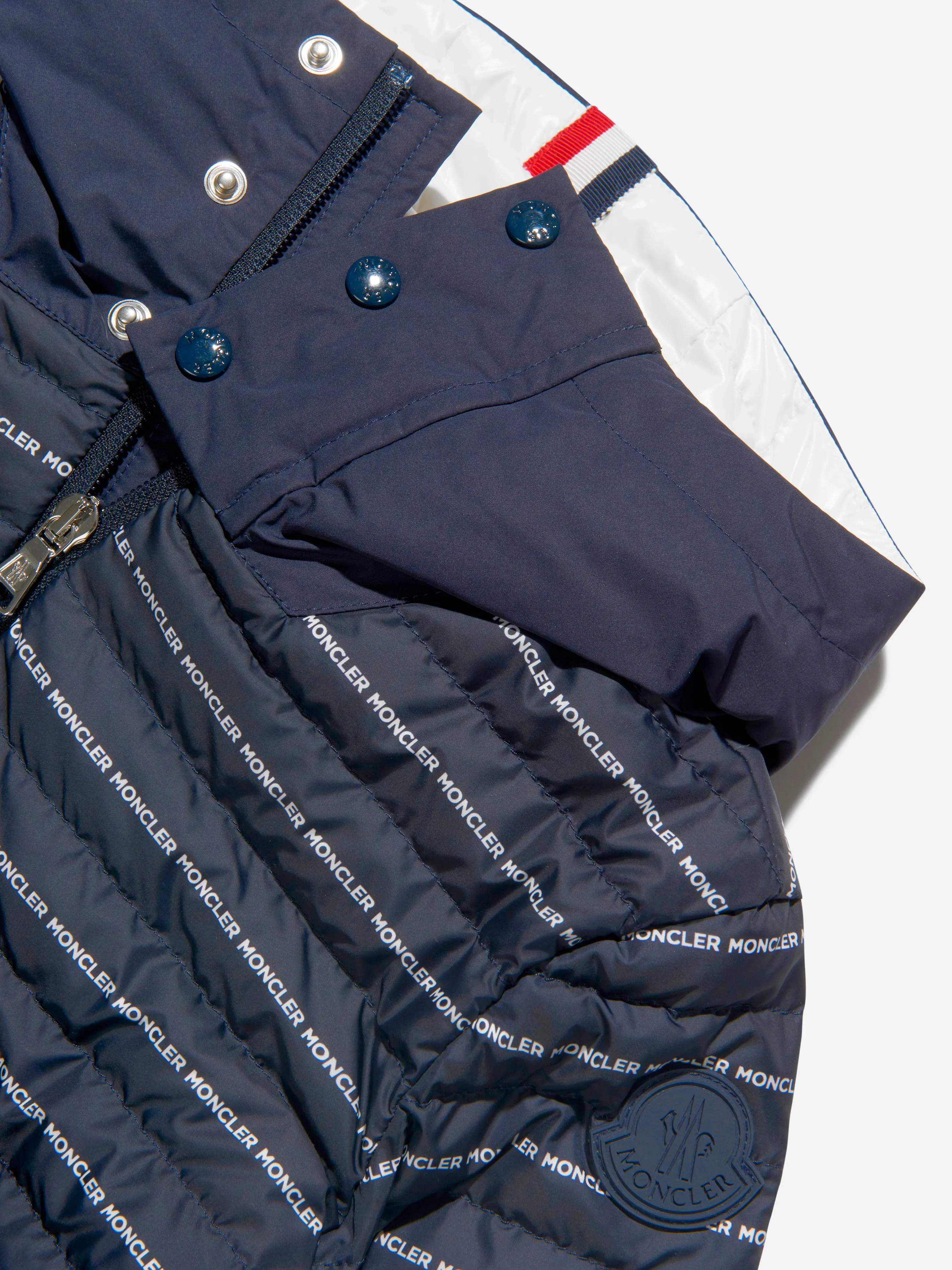 Moncler Enfant Jungen Daunengefütterte Jacke mit Logo-Print