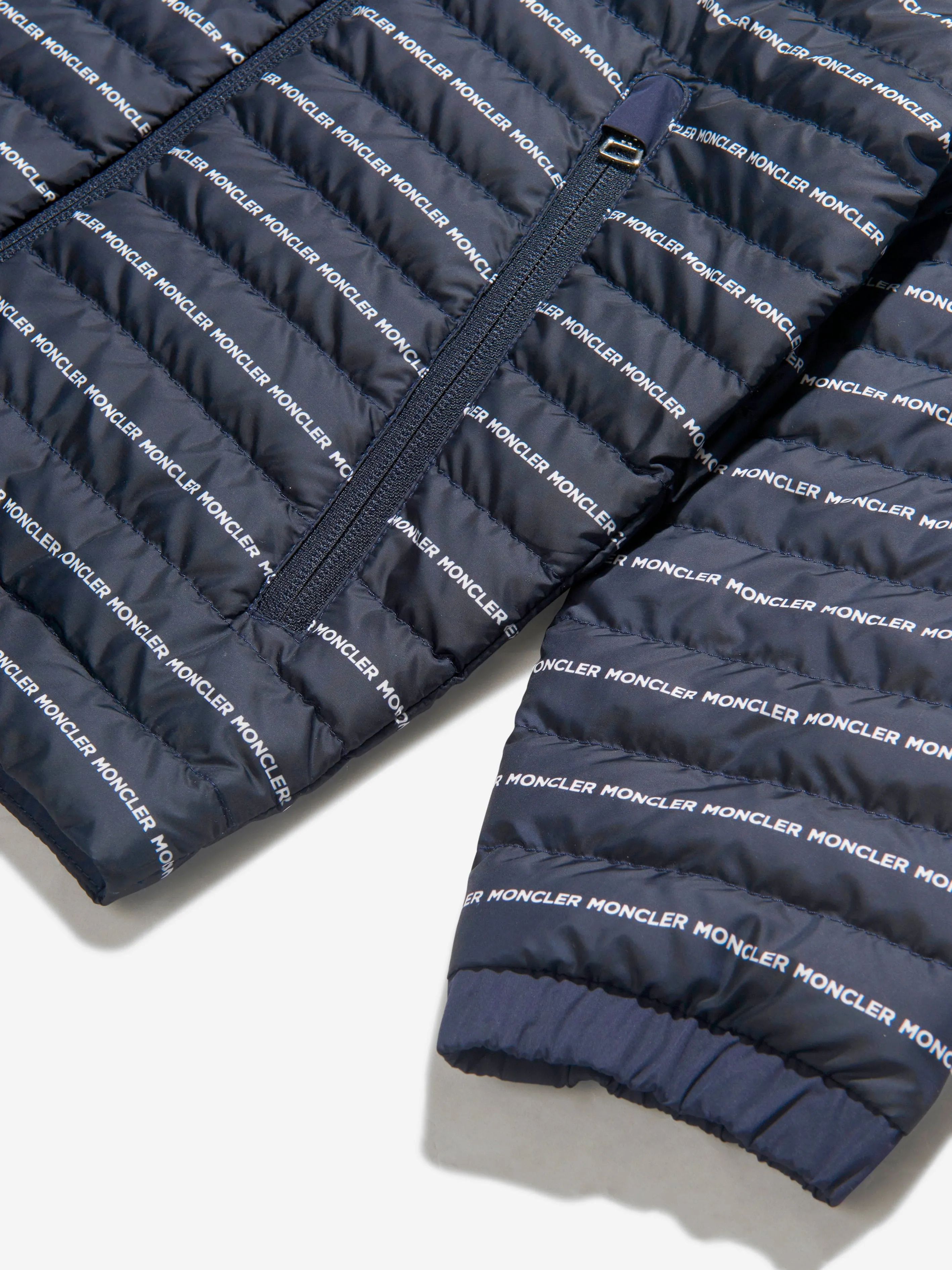Moncler Enfant Jungen Daunengefütterte Jacke mit Logo-Print