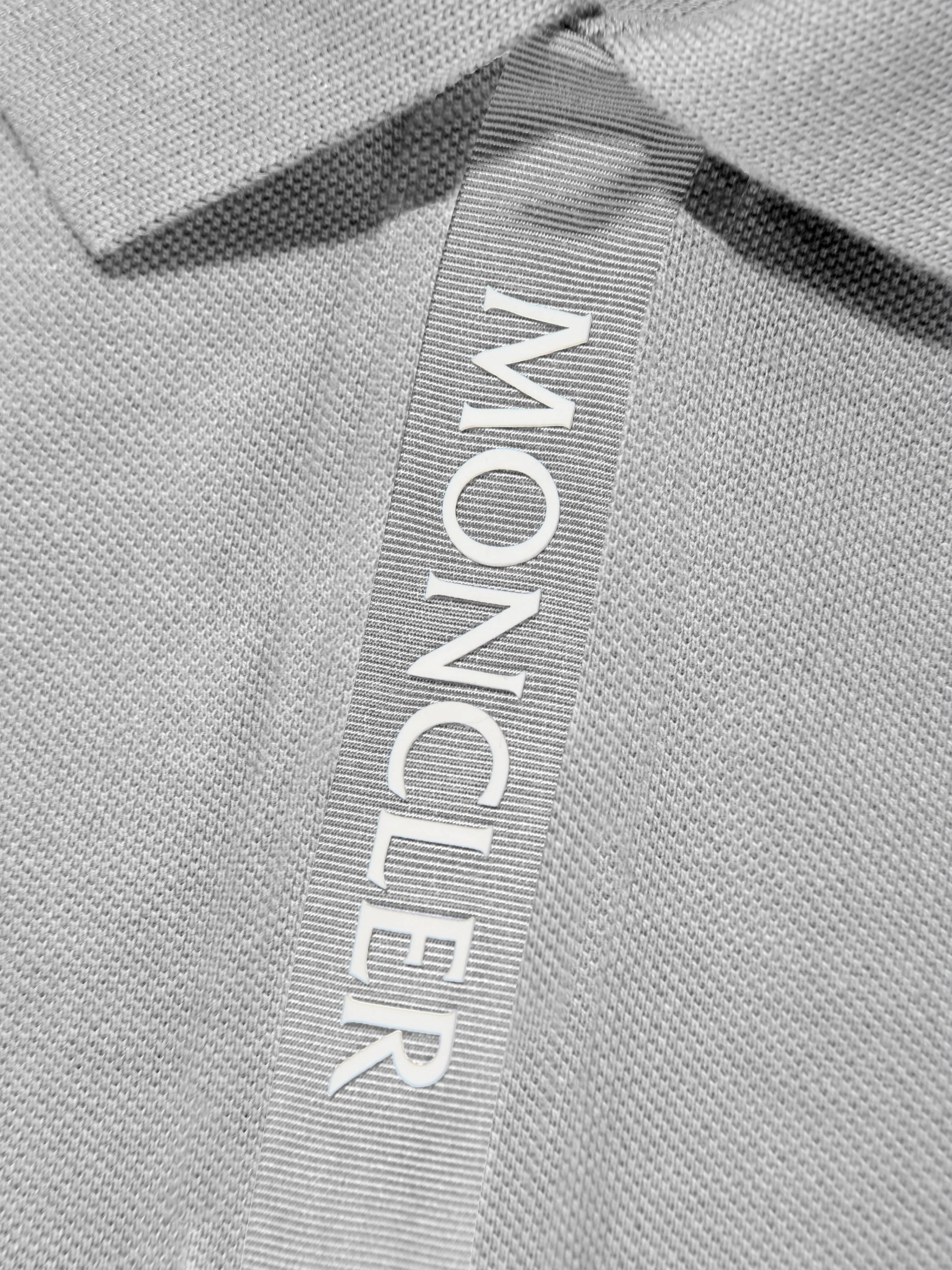 Moncler Enfant Jungen Logo Polo-Shirt in Grau