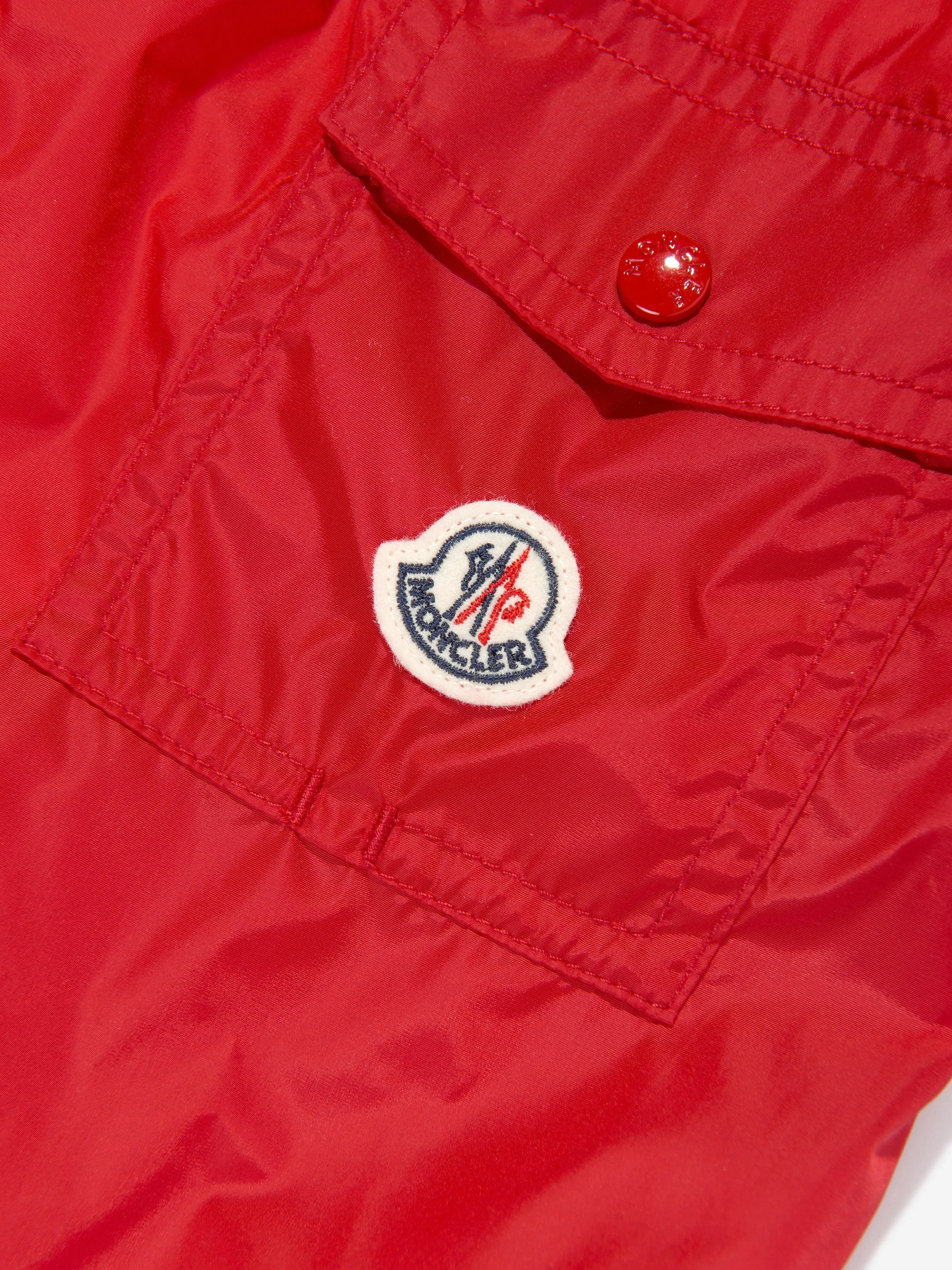 Moncler Enfant Jungen Logo Badeshorts in Rot