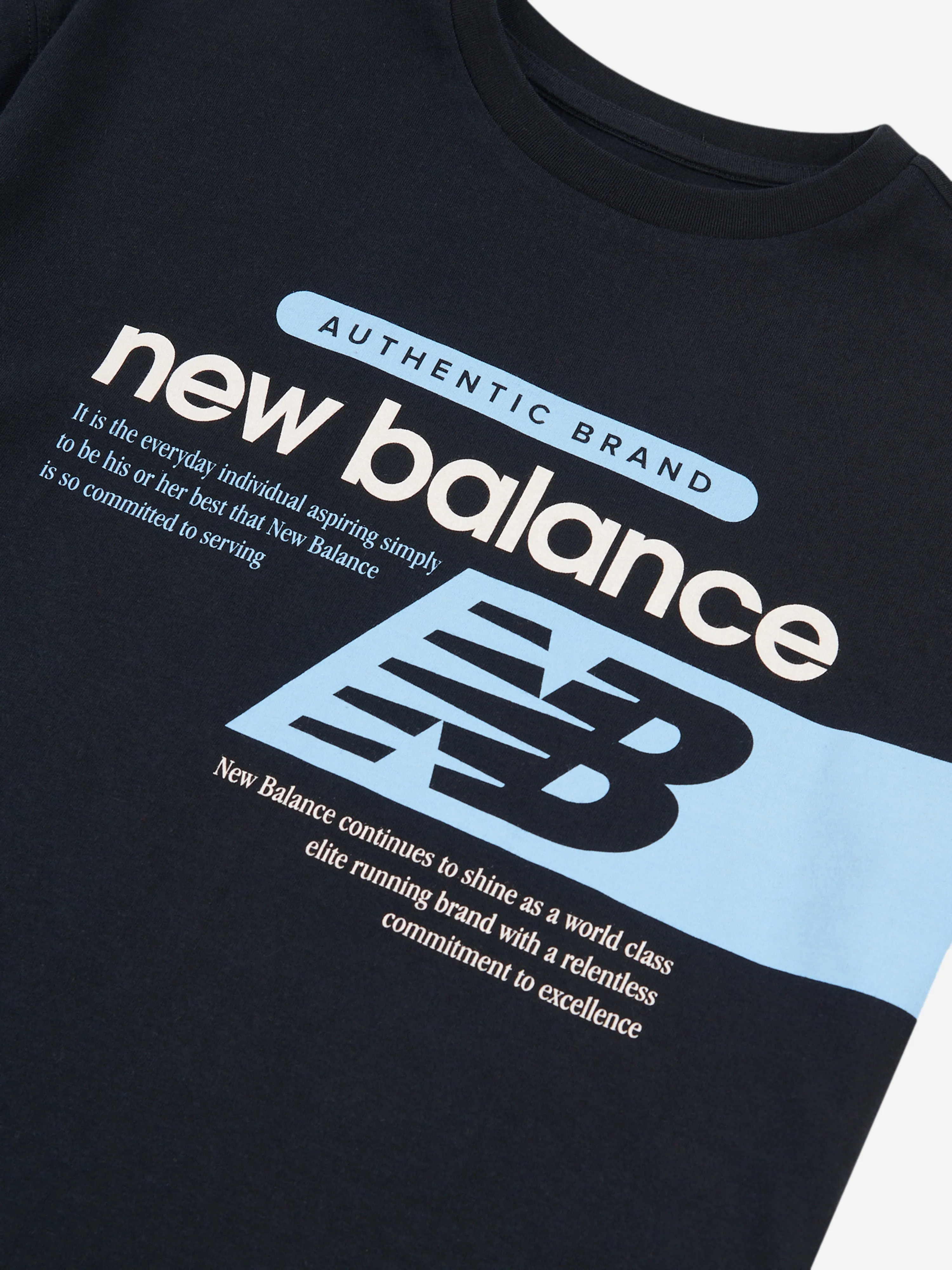 New Balance Jungen Authentic Brand Players Grafik-T-Shirt in Schwarz
