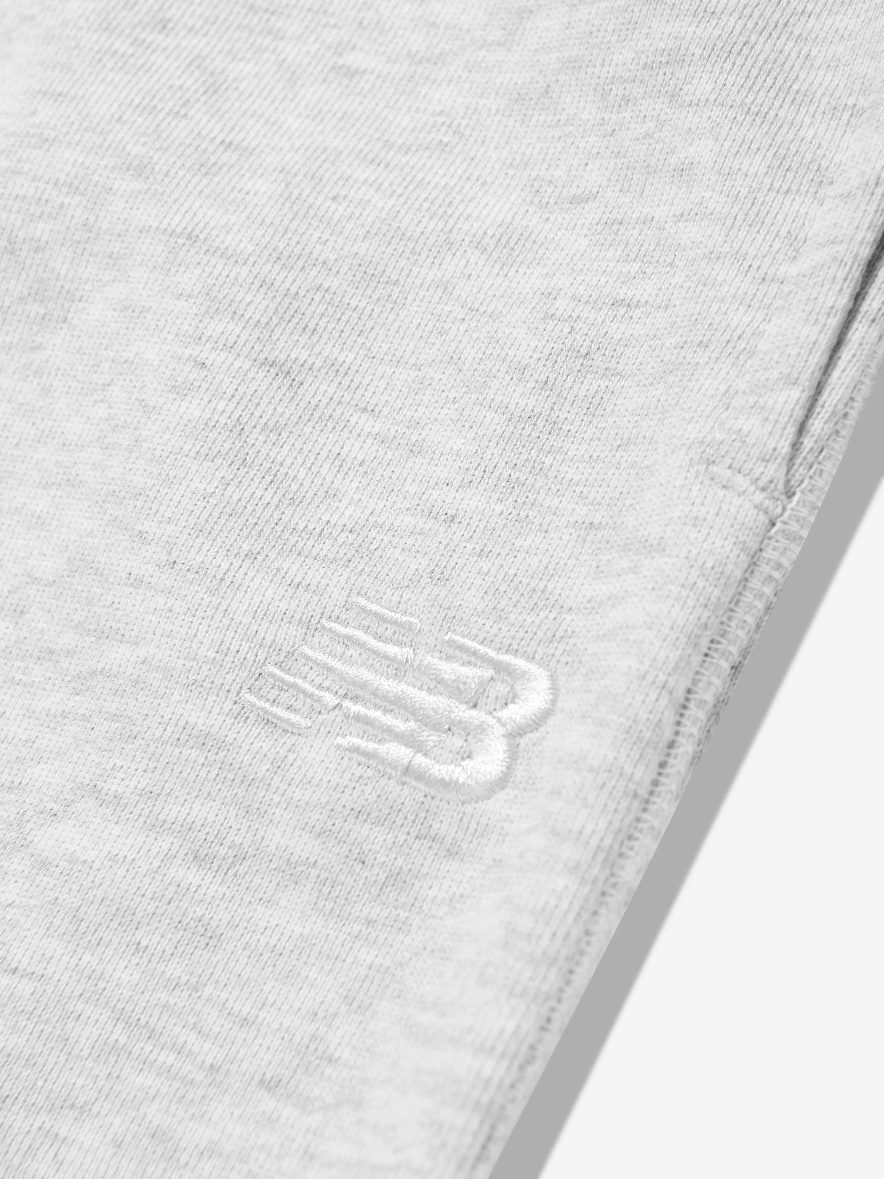 New Balance Jungen French Terry Jogginghose mit kleinem Logo in Grau