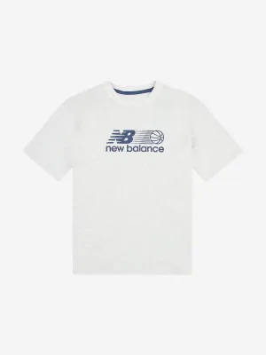 New Balance Boys Basketball Branded Graphic T-Shirt in Grau