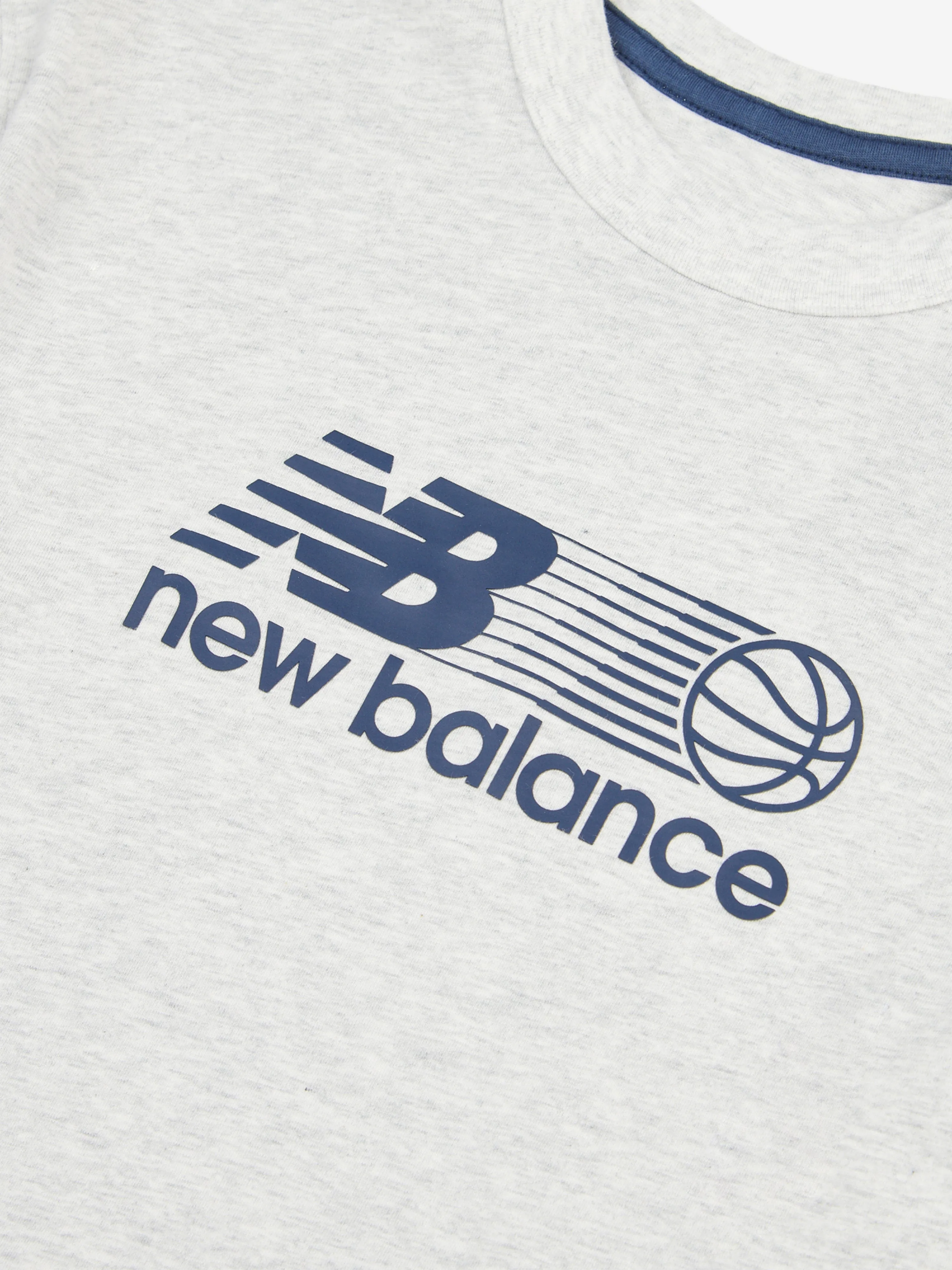 New Balance Boys Basketball Branded Graphic T-Shirt in Grau