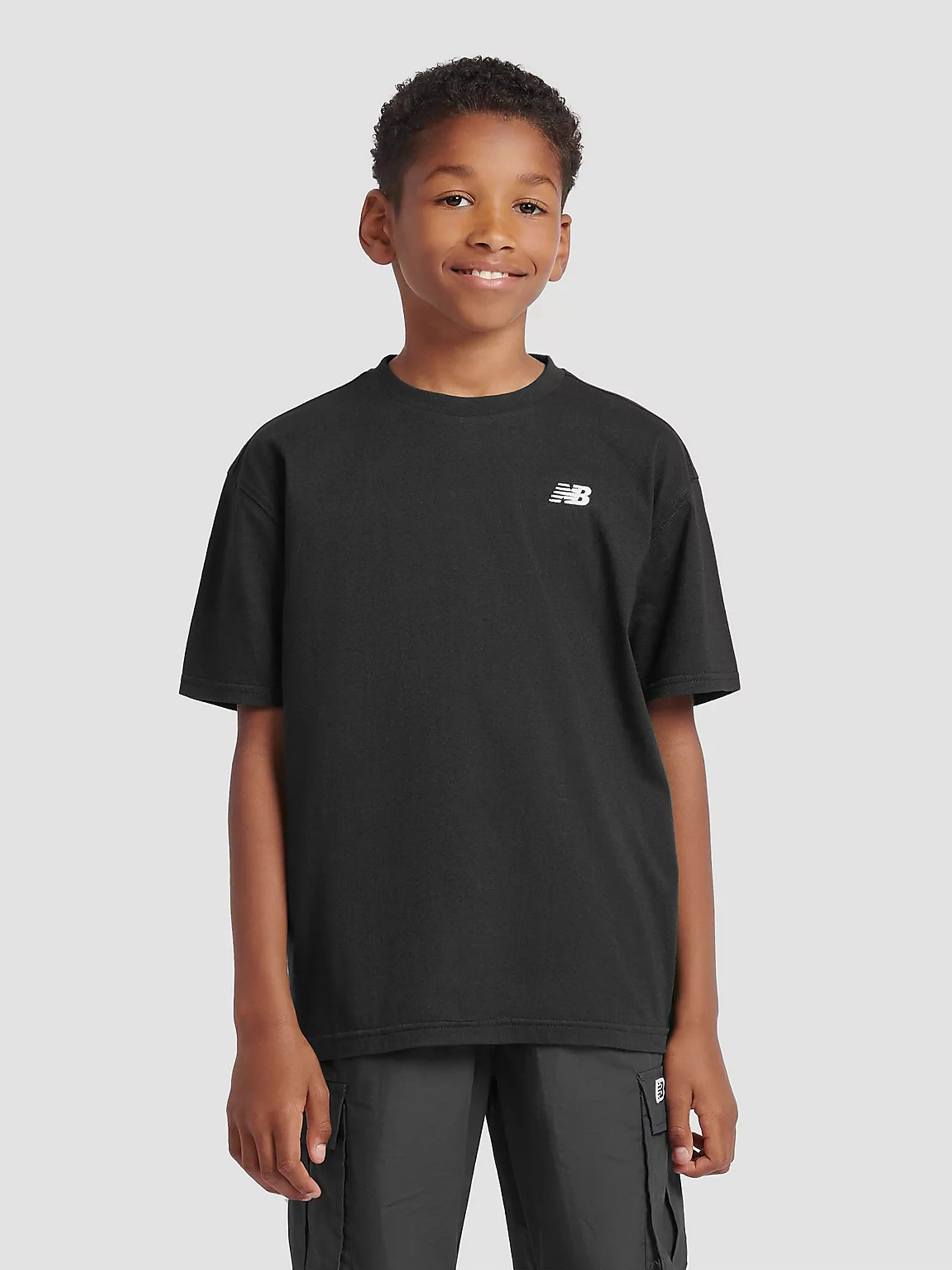 New Balance Jungen T-Shirt mit kleinem Logo in Schwarz